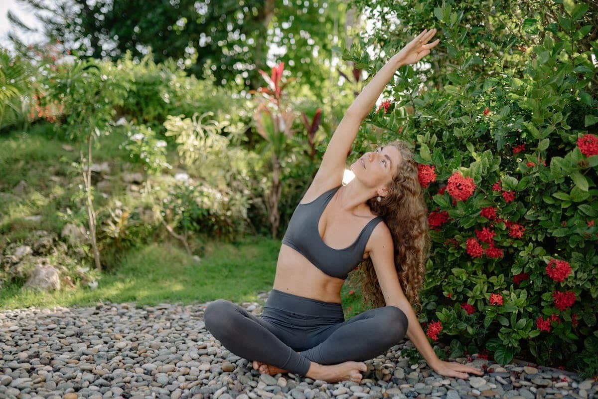 Pratiquer le yoga dans son jardin pour améliorer la santé mentale : révélation du lien indissociable