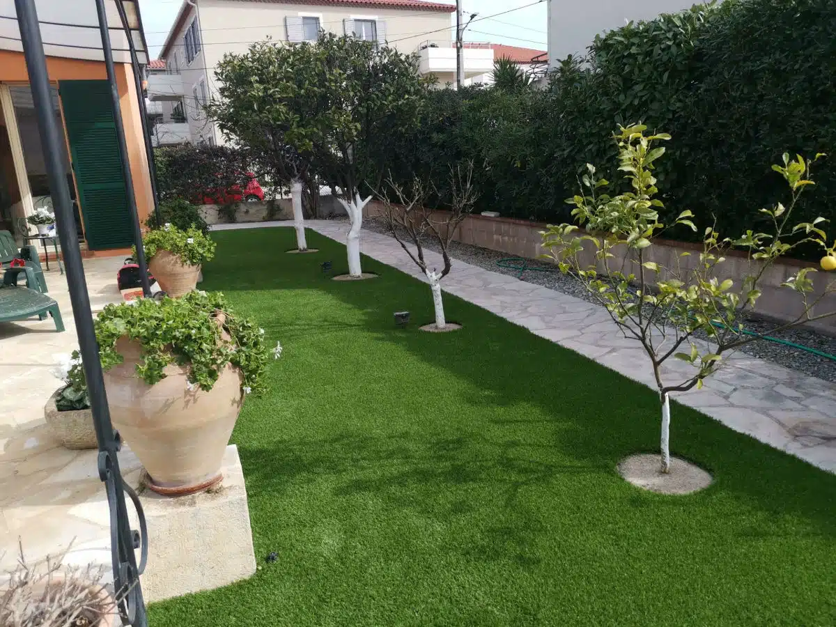 Le gazon synthétique, la solution pour un jardin sans entretien
